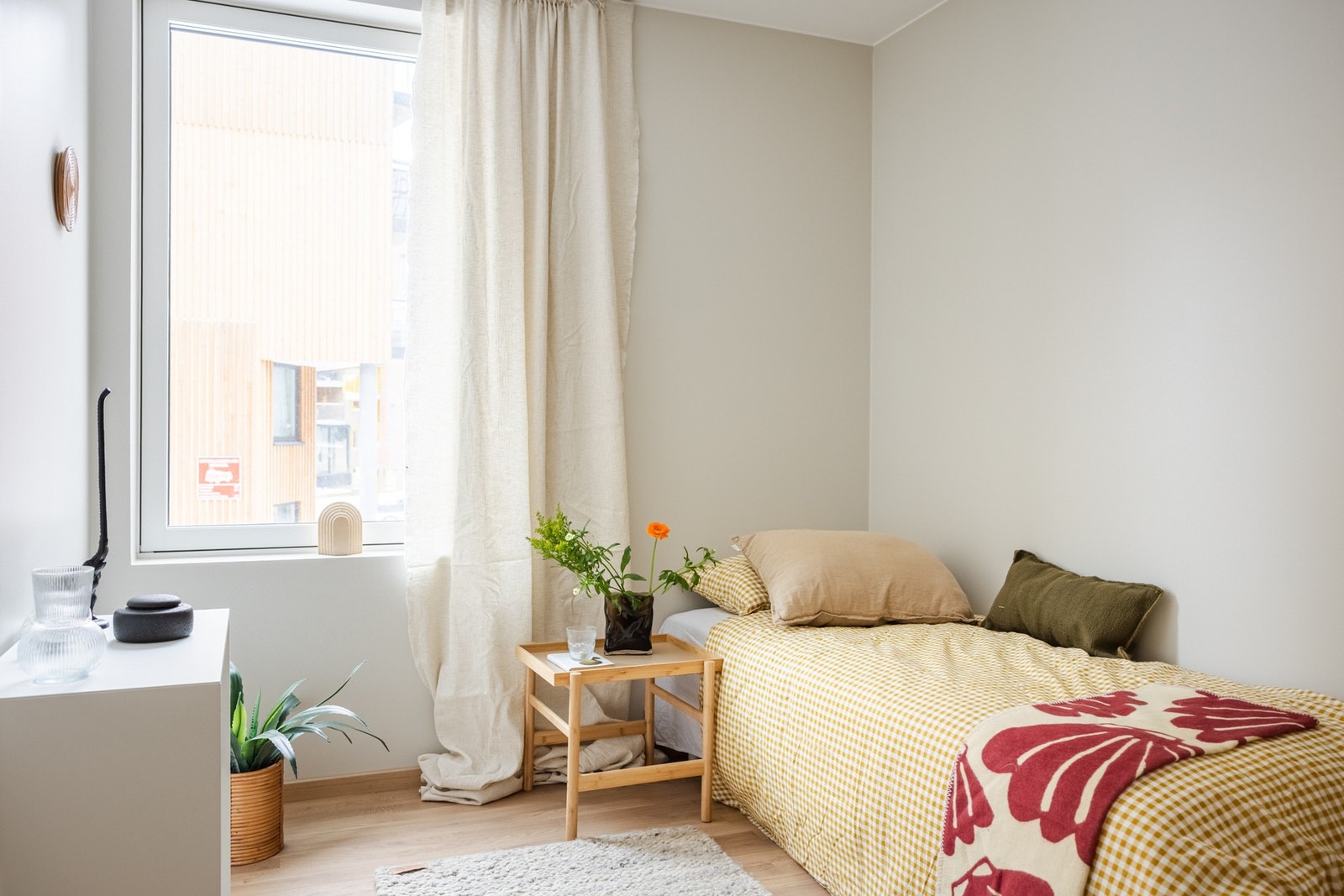 Romslig soverom 2 er i dag innredet som et gjesterom, men kan også benyttes som kontor, barnerom eller et stort garderoberom. Galleribilde