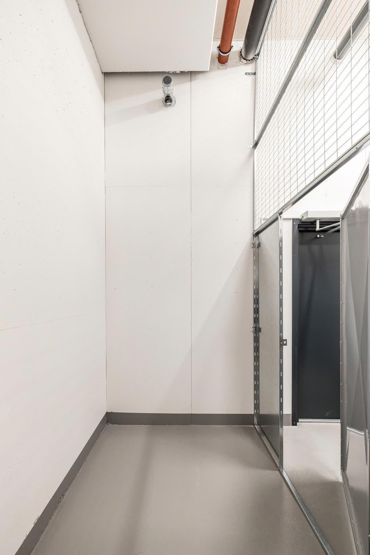 Stor bod med kort vei til heisen har god takhøyde. Galleribilde