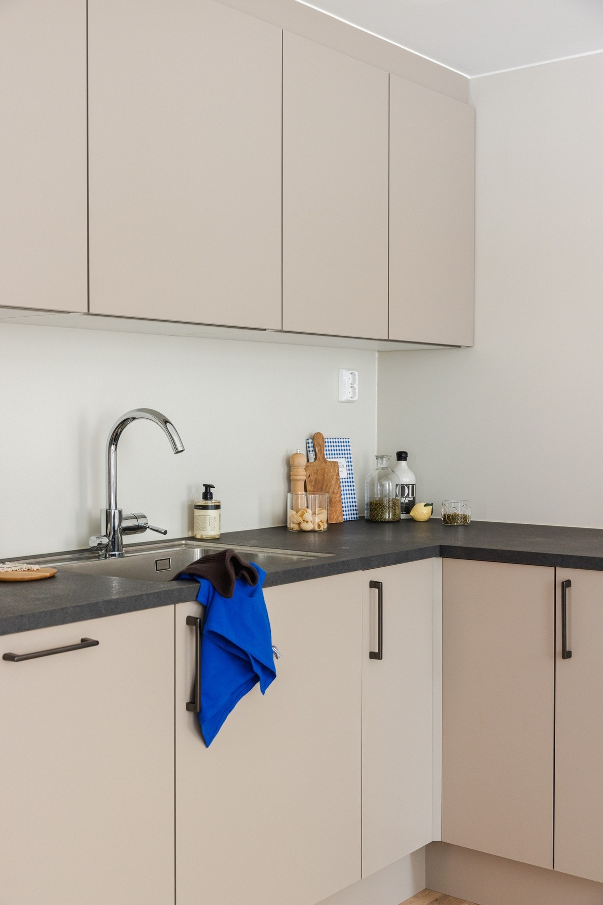 Det hele kompletteres av sorte Infinite-håndtak, elegante vegg og nydelig 3-stavs hvitpigmentert eikegulv. Galleribilde