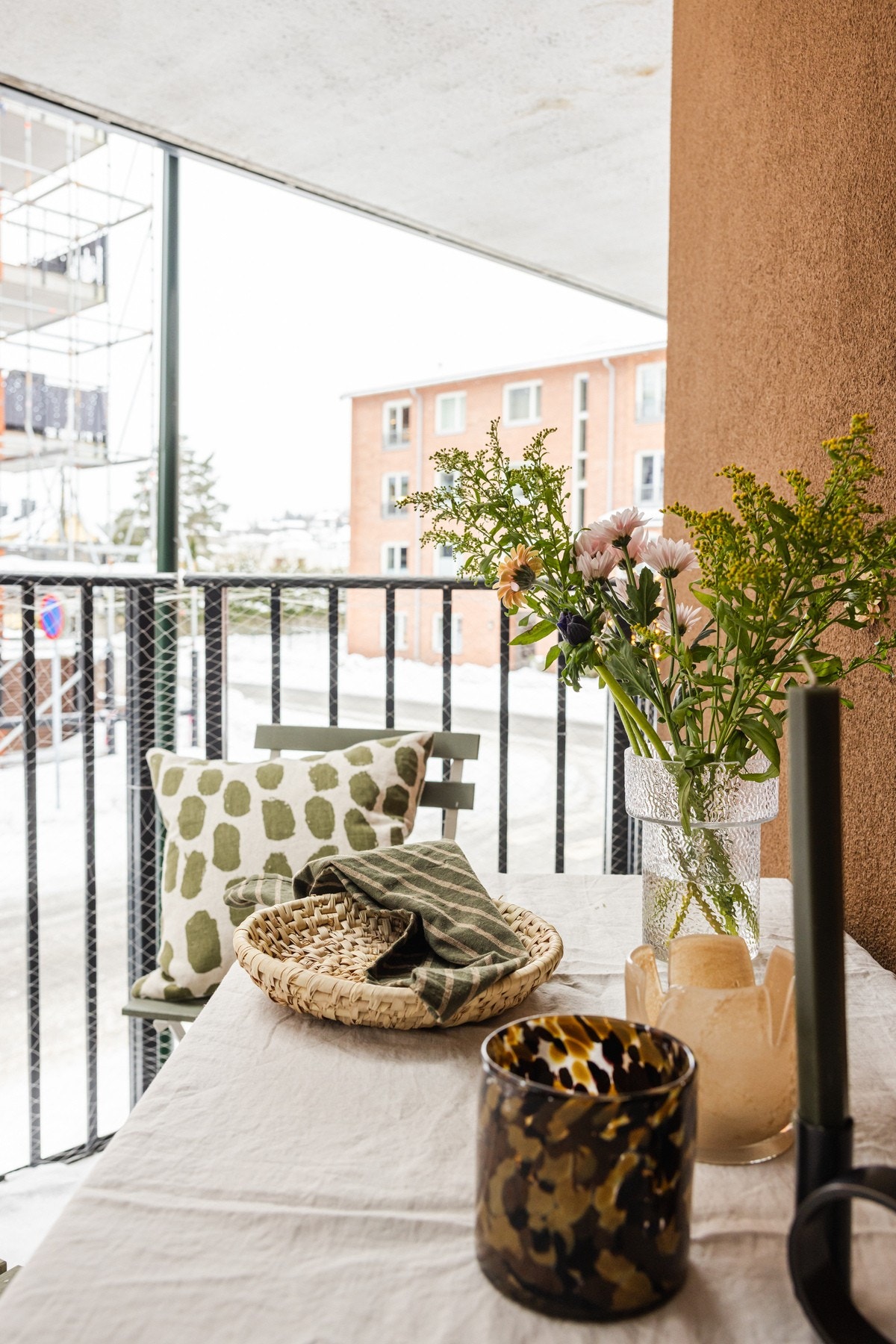 Solrik og rolig beliggenhet på sydøstvendt balkong. Galleribilde