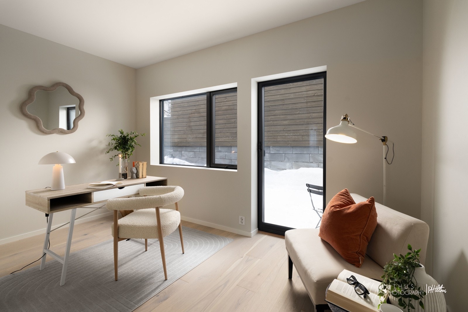 Praktisk soverom i 1. etasje med egen inngang og eget bad med opplegg for vaskemaskin. Galleribilde