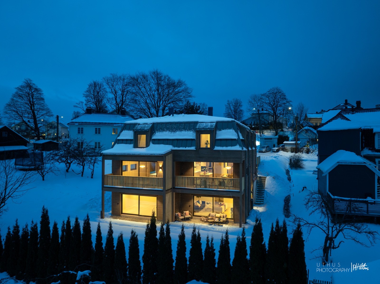Townhouse over tre plan med et moderne hoveduttrykk, løftet av klassiske detaljer som mansardtak. Galleribilde
