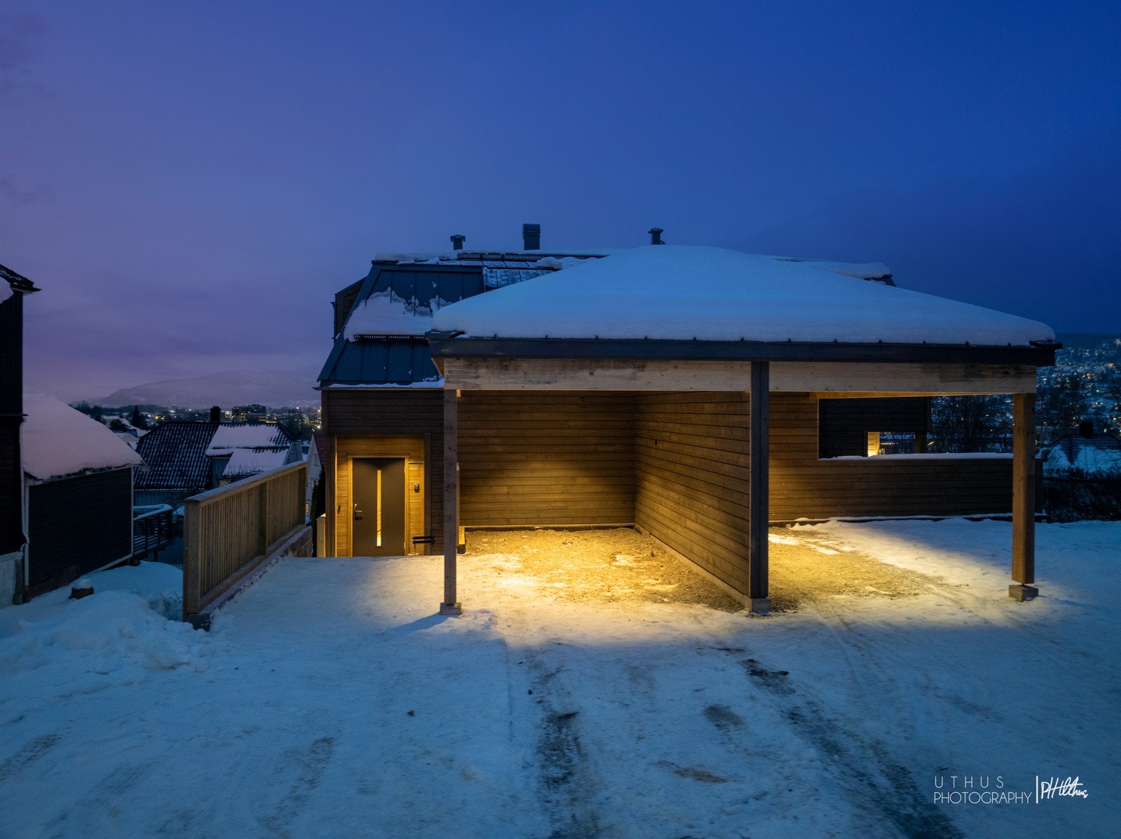 Romslig carport og plass til flere biler foran denne. Galleribilde