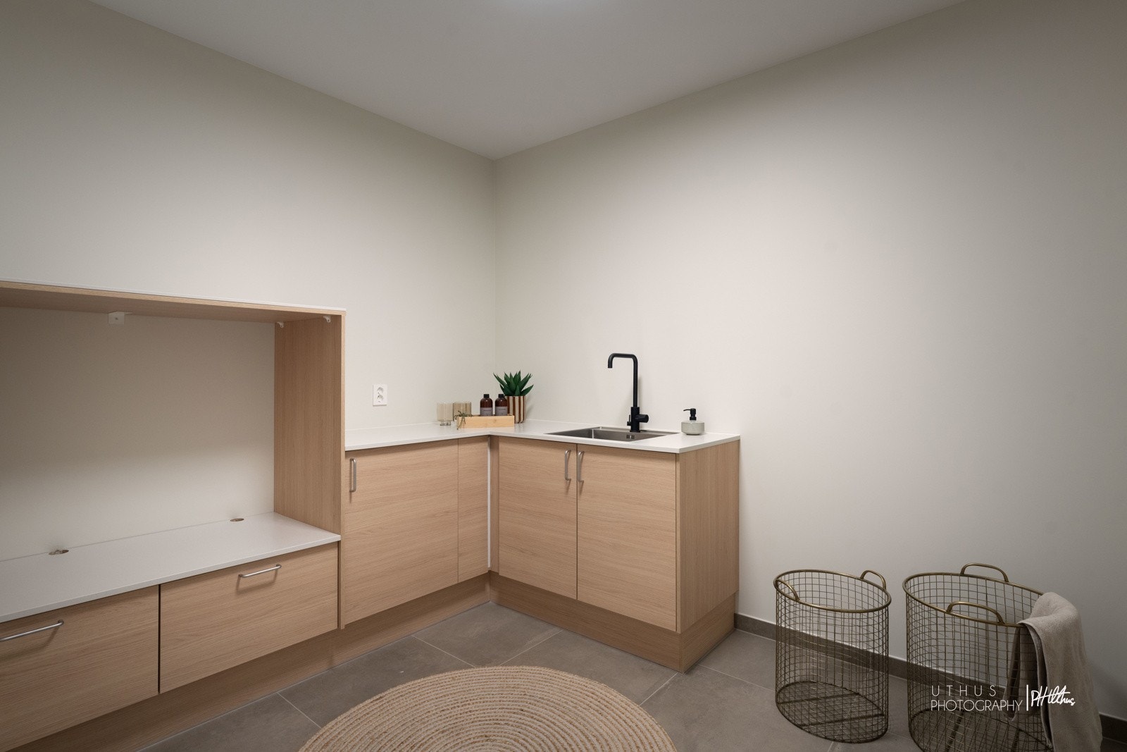 Fra entreen er det praktisk adkomst inn til vaskerommet hvor våte parkdresser og gjørmete støvler kan sparkes av. Galleribilde