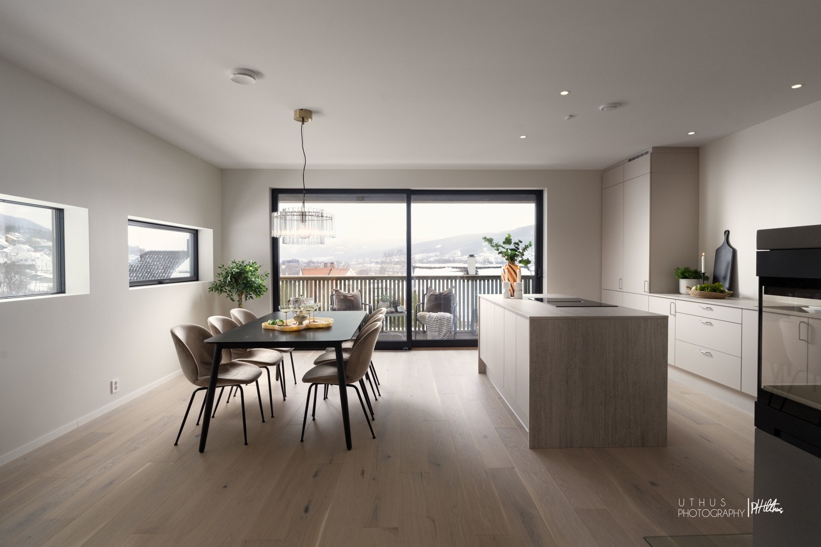 De sorte karmene bryter opp de ellers lyse linjene og vinduene slipper inn lyset du trenger med sol til ca kl 22 midtsommers. Galleribilde