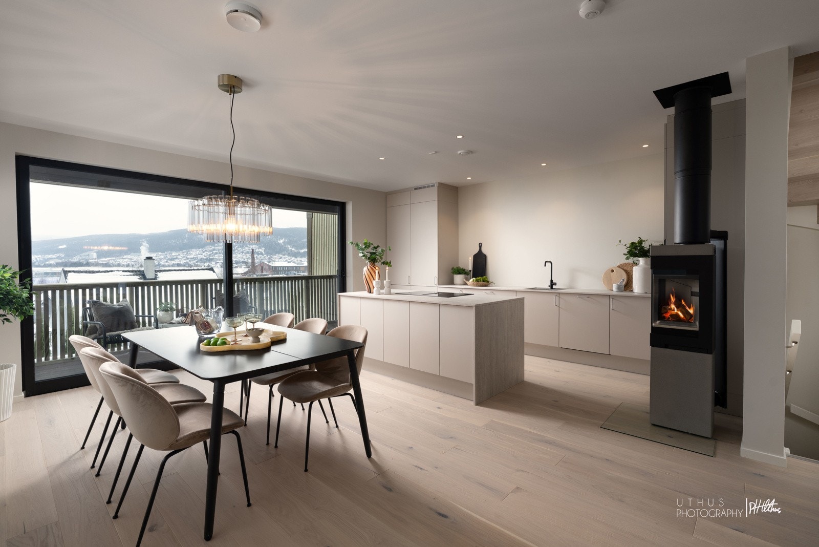 Toppmoderne kvalitetskjøkken fra JKE Design som tilføyer en eksklusiv og stilsikker look til allrommet. Galleribilde