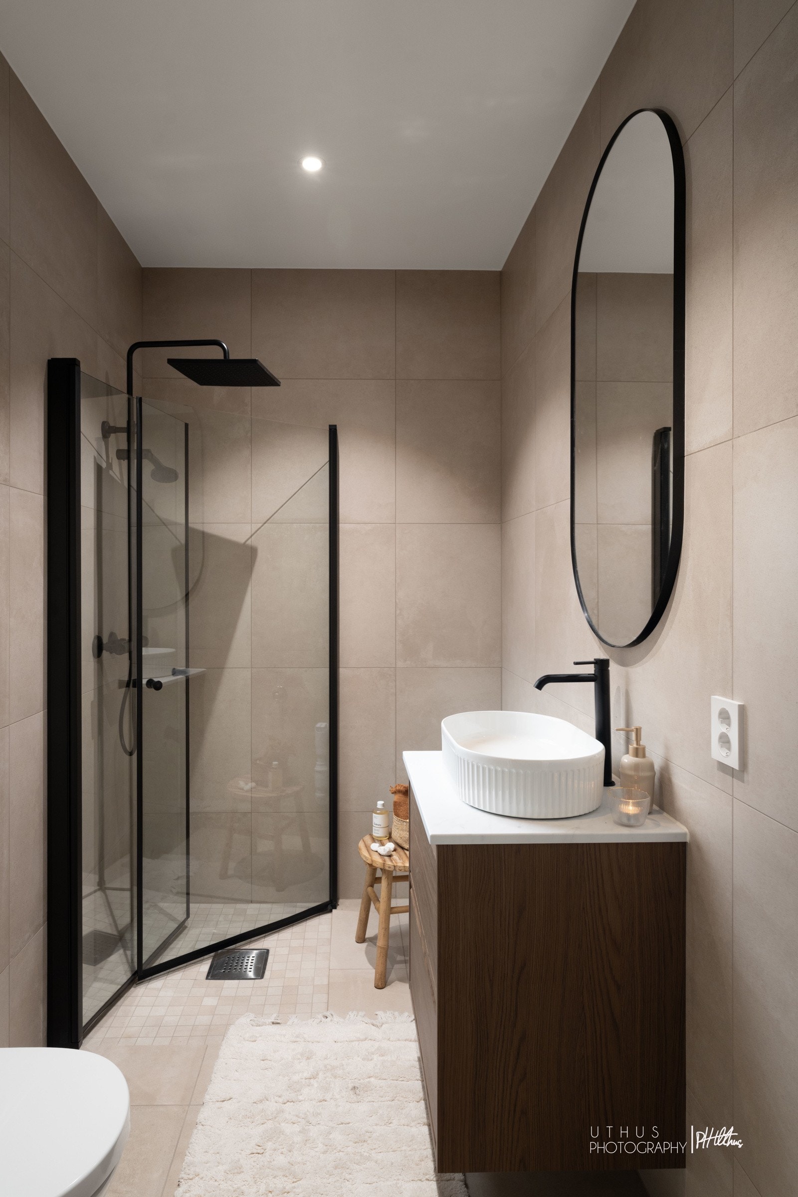 Delikat baderom i 1. etasje. Komplett utstyrt inkludert opplegg for vaskemaskin. Galleribilde