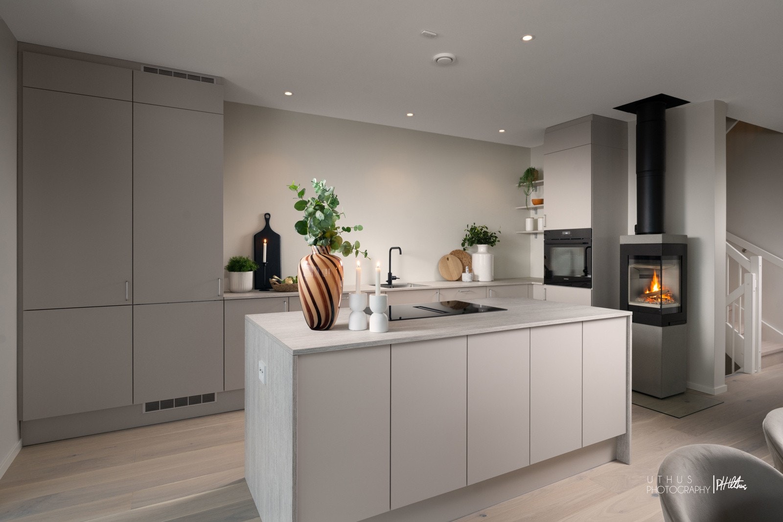 Innredningen er en drøm både med tanke på utformingen og funksjonaliteten, og det er rikelig med oppbevaringsplass i skap og skuffer, inkludert under barløsningen. Galleribilde