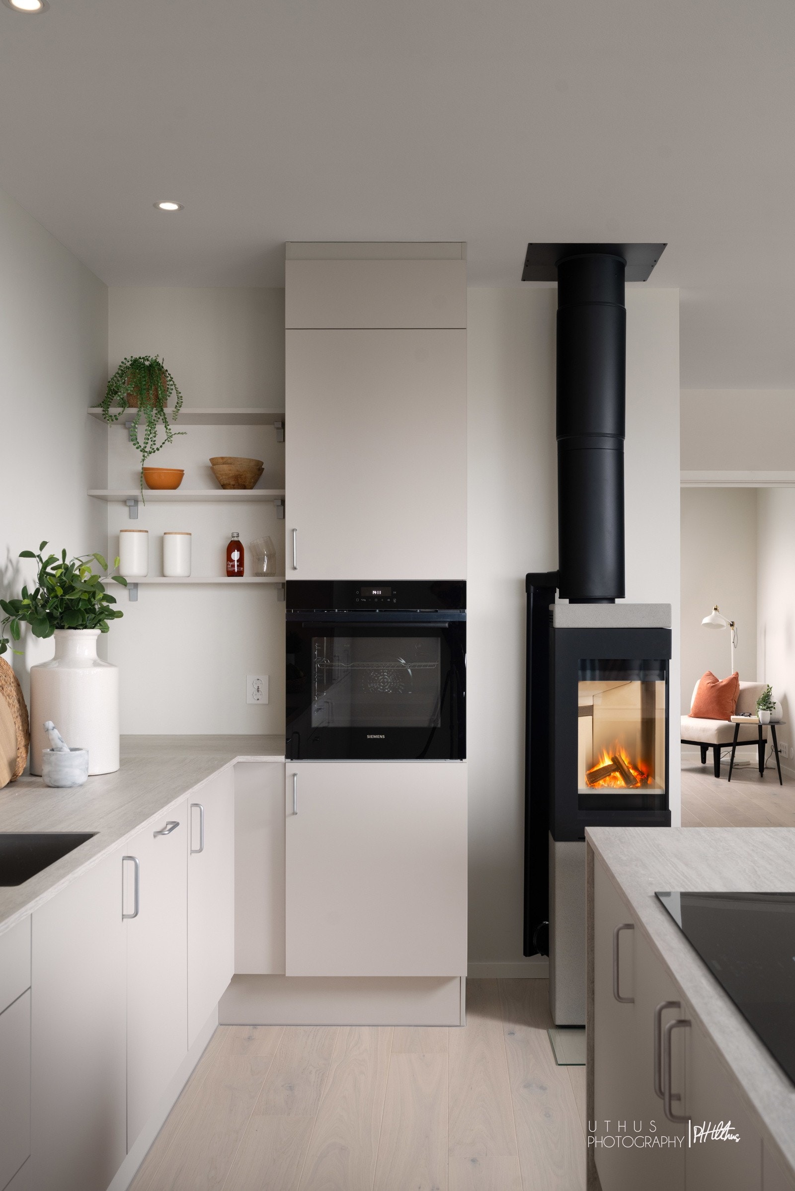 Komplett utstyrt med integrerte hvitevarer. Galleribilde