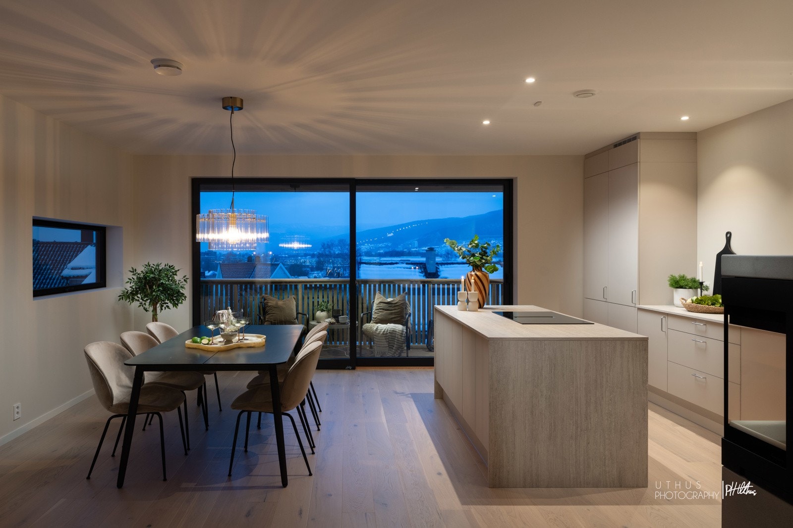 I mellometasjen kan ny eier glede seg over et eksklusivt kjøkken, god plass til spisebordet og en flott peis. Galleribilde