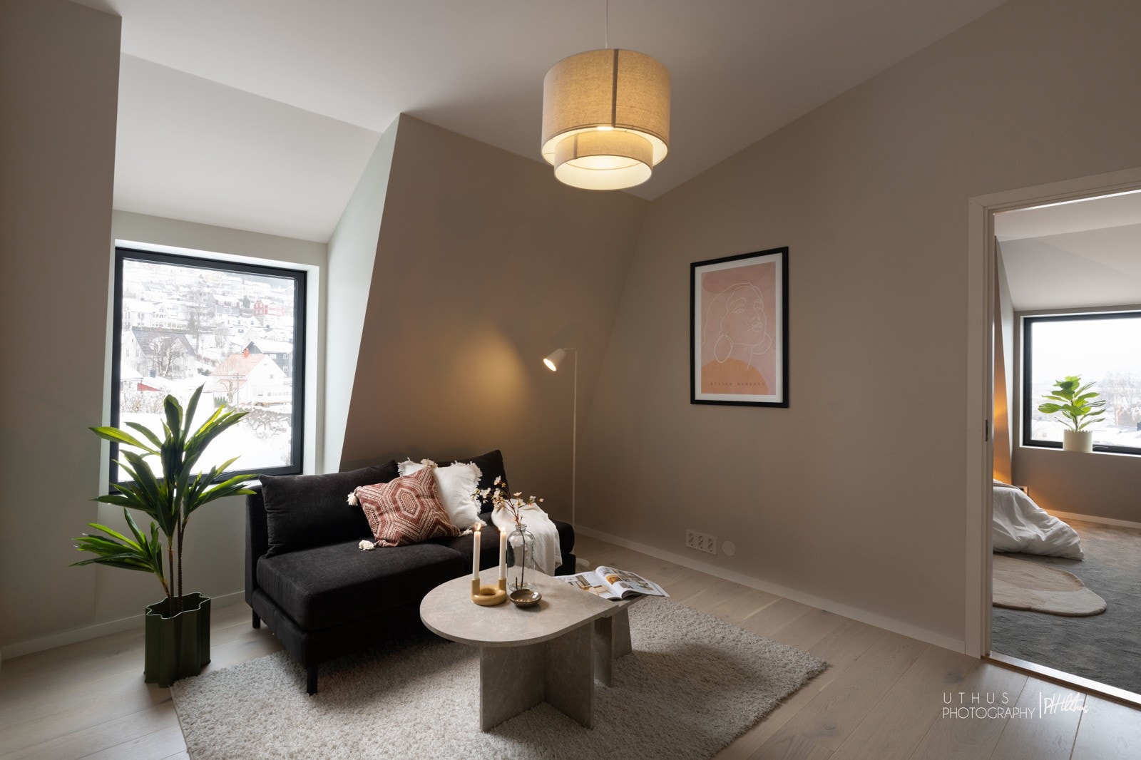 Stue i toppetasjen. Et perfekt oppholdsrom når barna har venner på besøk. Takhøyde opp mot ca. 3,5 meter i 2. etasje. Galleribilde