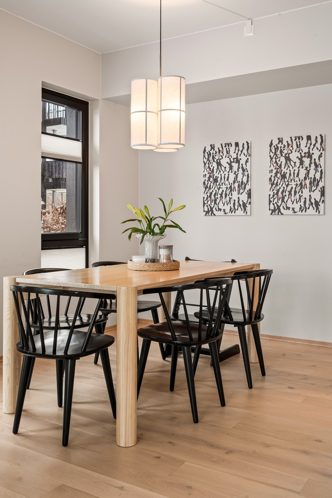 Enstavs parkett på gulv gir et helhetlig og gjennomgående preg i oppholdsrommene. Galleribilde