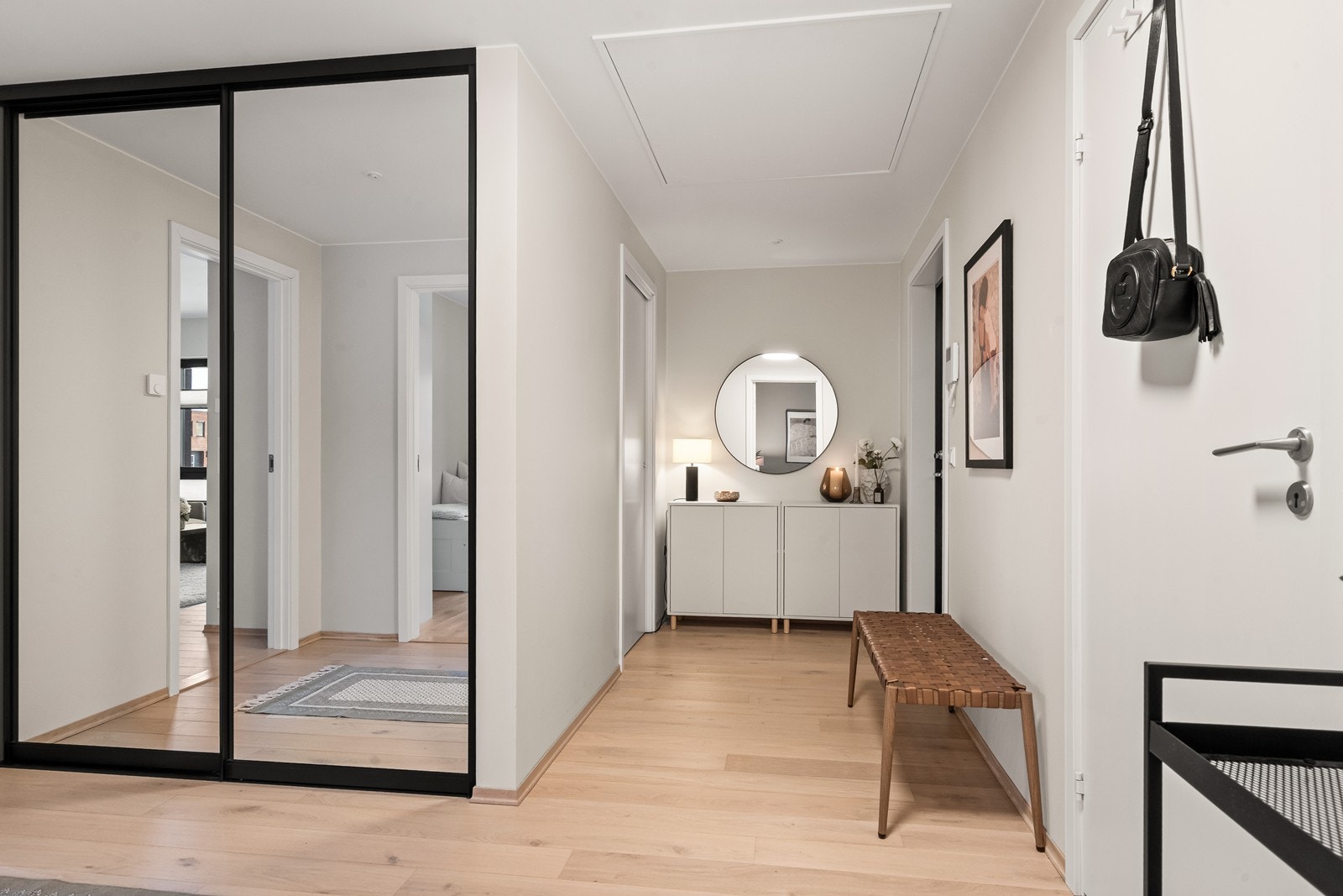 Romslig entré med en stor skyvedørsgarderobe for effektiv oppbevaring. Galleribilde