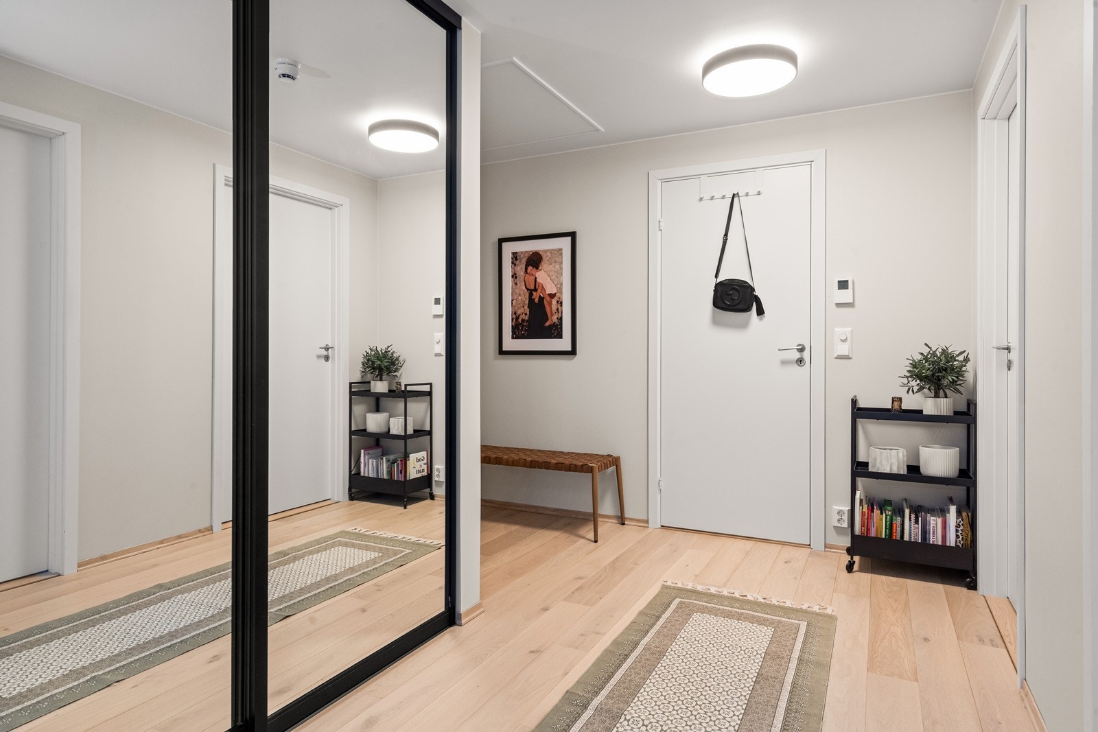 Gangen er lys og gir et godt førsteinntrykk av boligen. Galleribilde