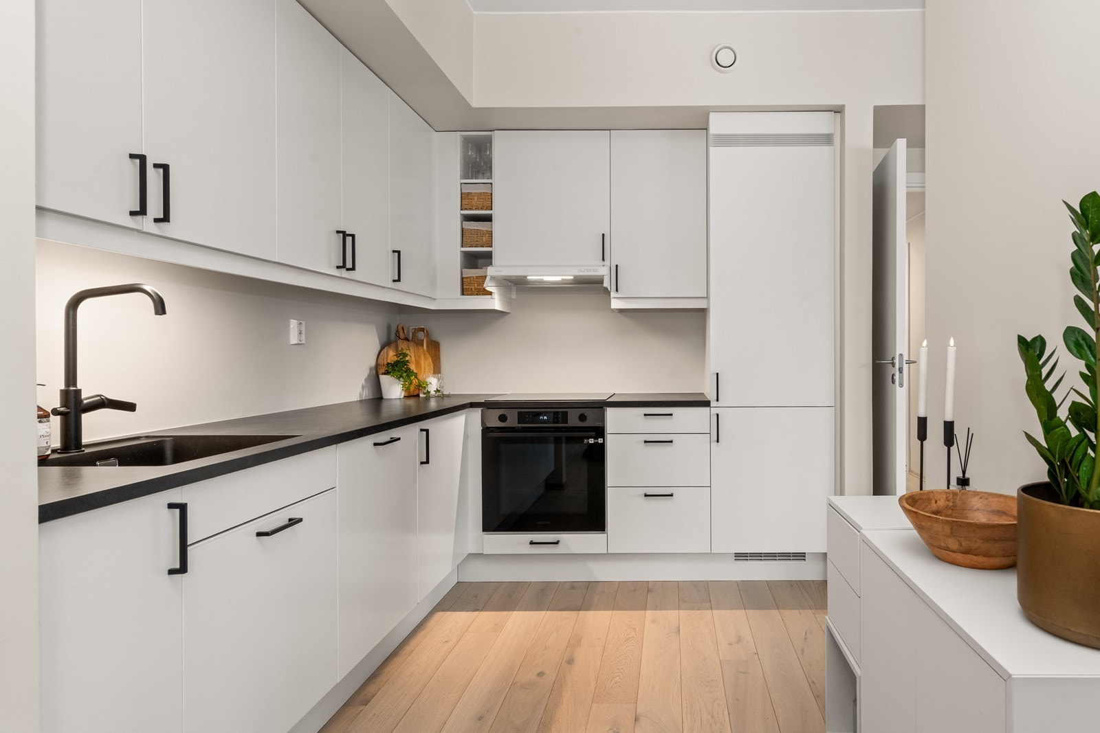 Stilren leilighet med gjennomgående høy standard. Galleribilde