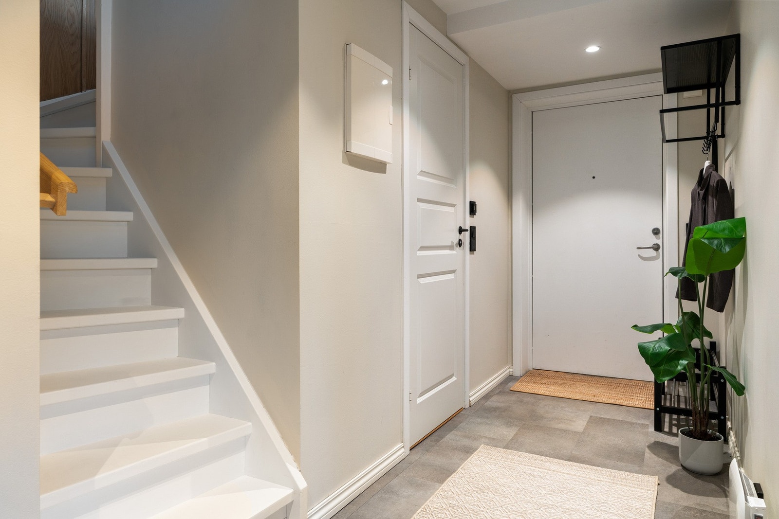 Det er heis i bygget som tar deg helt fra parkerings kjelleren og opp til toppetasjen. Bod medfølger med stikkontakt. Galleribilde