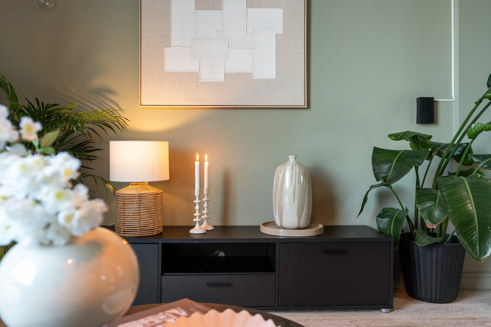 Boligen har laminat på gulv og glatte veggflater. Galleribilde