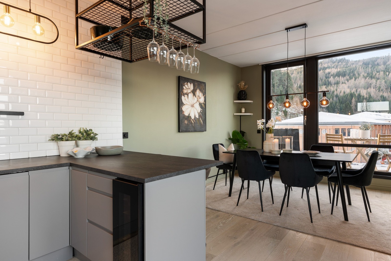 Leiligheten holder en gjennomgående og moderne standard, med pene materialvalg. Galleribilde