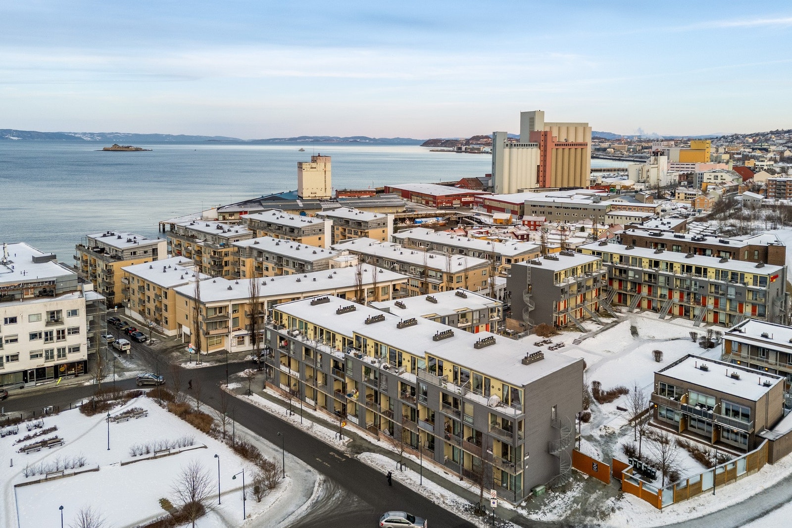 Attraktivt strøk med bl.a. Rema 1000, 3T, Coop Extra og restauranter i nabolaget. Bussholdeplass innen 50 m. Galleribilde