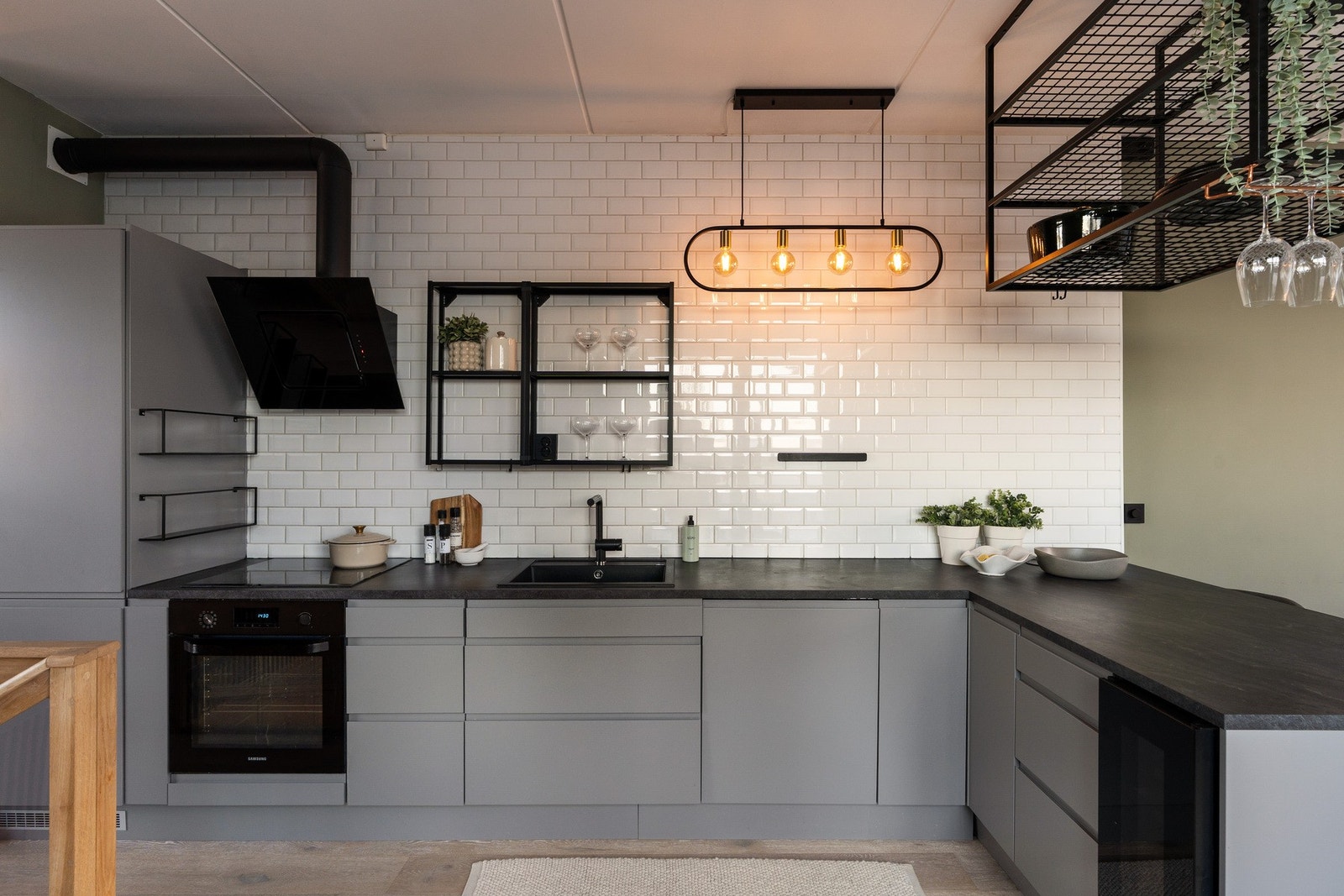 Kjøkkenet ble nyoppusset i 2022 og levert fra Epoq med glatte fronter og mekanisk avtrekksvifte. TG1. Galleribilde