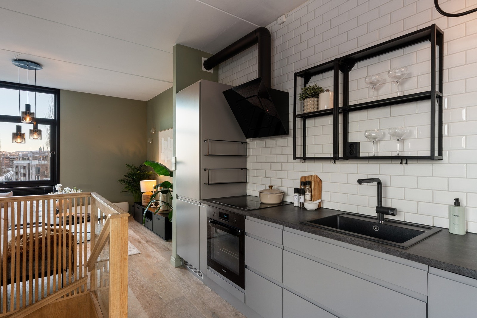 Av utstyr finnes integrert stekeovn, platetopp, oppvaskmaskin og kombi kjøl- og fryseskap. Galleribilde