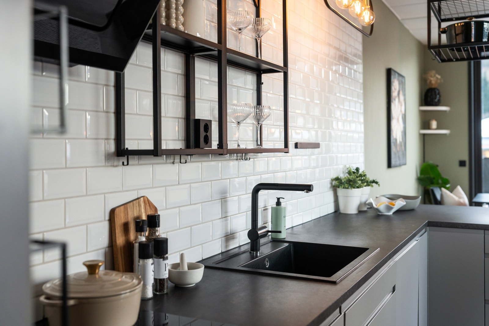 Benkeplate av laminat og flis på vegg. Galleribilde