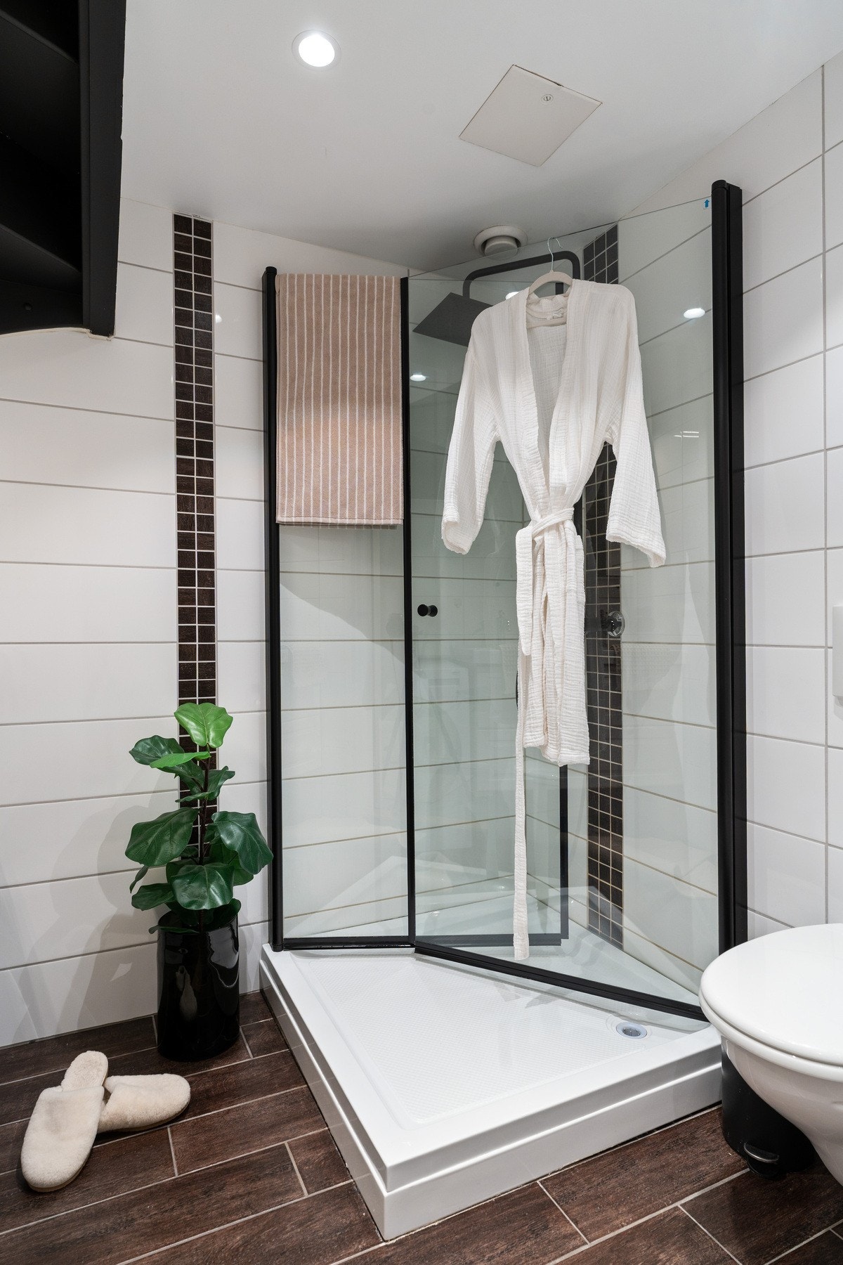 Ingen tegn til fukt ihht. takstrapport. Flis på vegger og gulv med malt himling og spotter i tak. Galleribilde