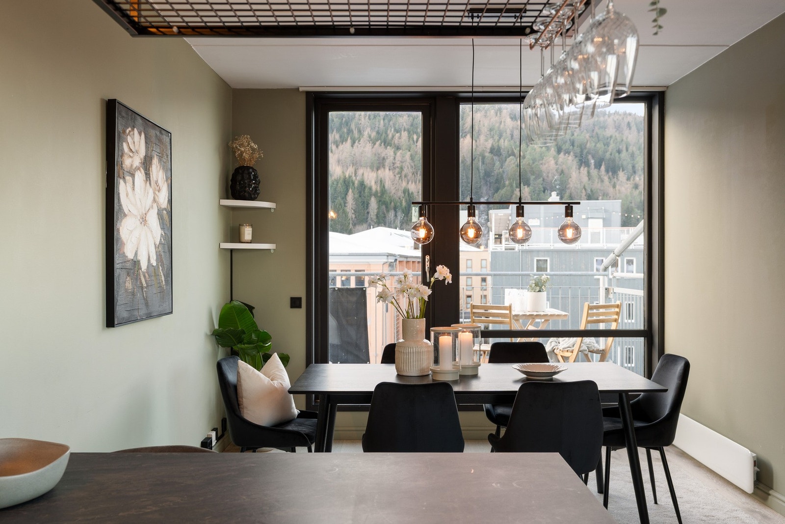 Leiligheten er på 73 kvm og strekker seg over 2 plan som inneholder; balkong og takterrasse, åpen kjøkken/stue løsning, 2 soverom, bad & entrè. Galleribilde