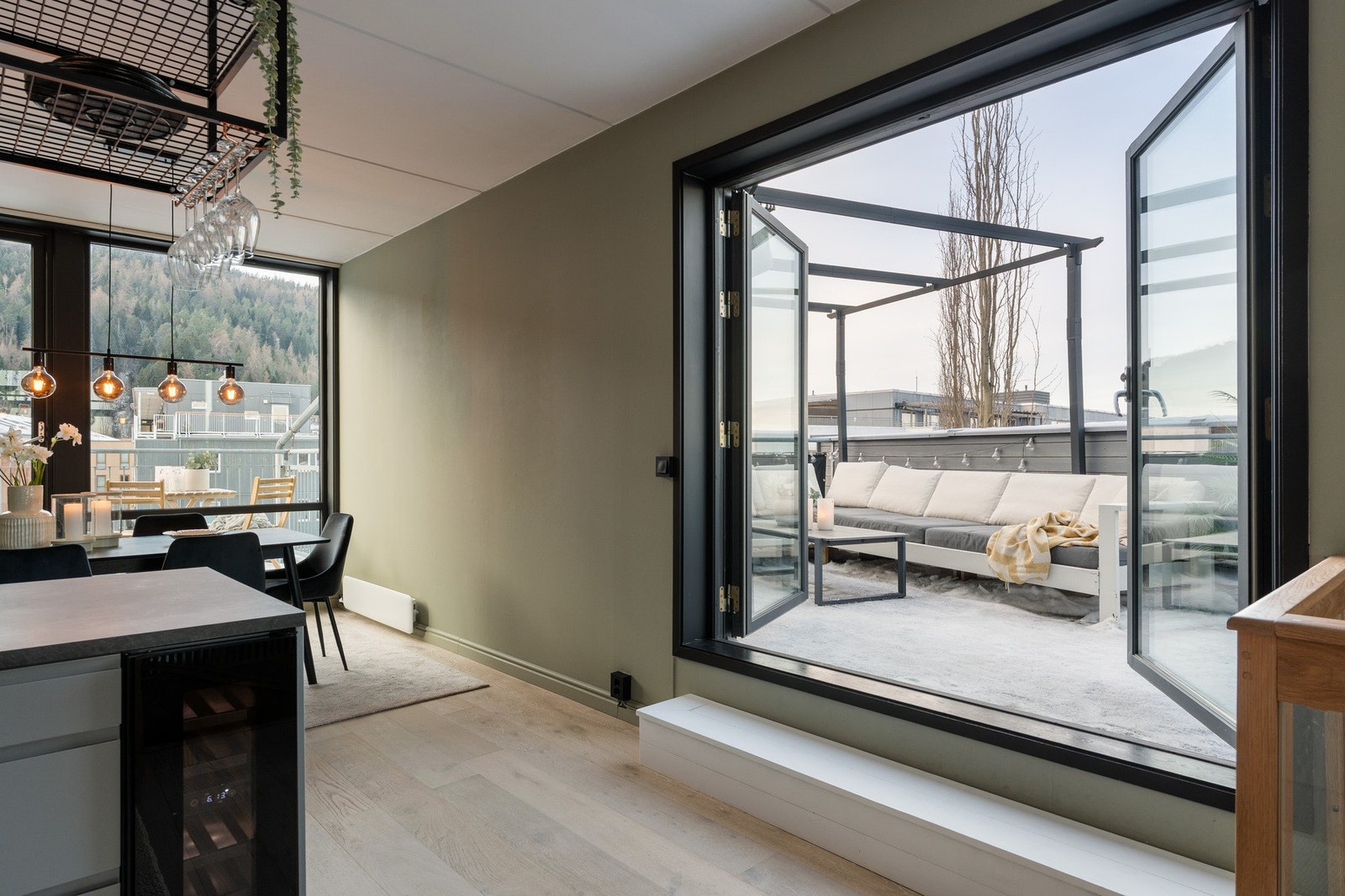 Dobbeltdører direkte til privat og stor privat takterrasse på 20 kvm. Galleribilde