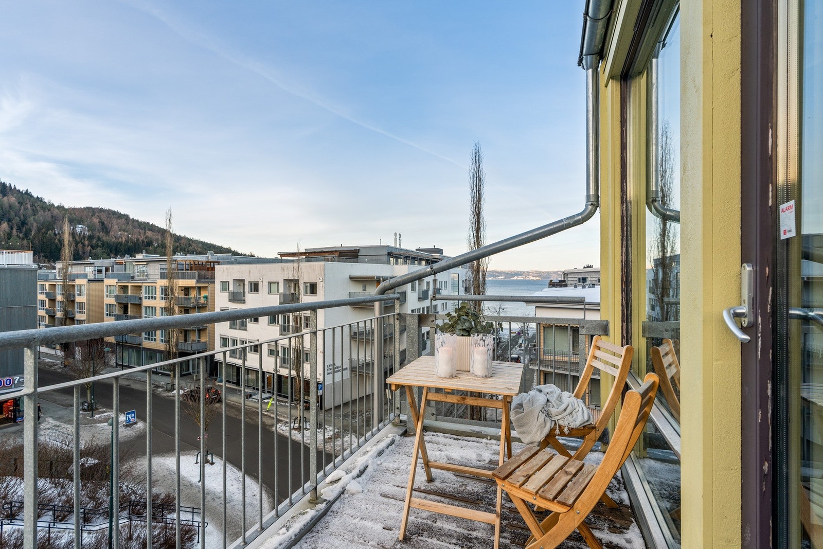 Balkong nr. 2 på 5 kvm. Terrasse på både vest- og nordsia av bygget. Her kommer sola fram i 12-tiden på sommerstid. Galleribilde