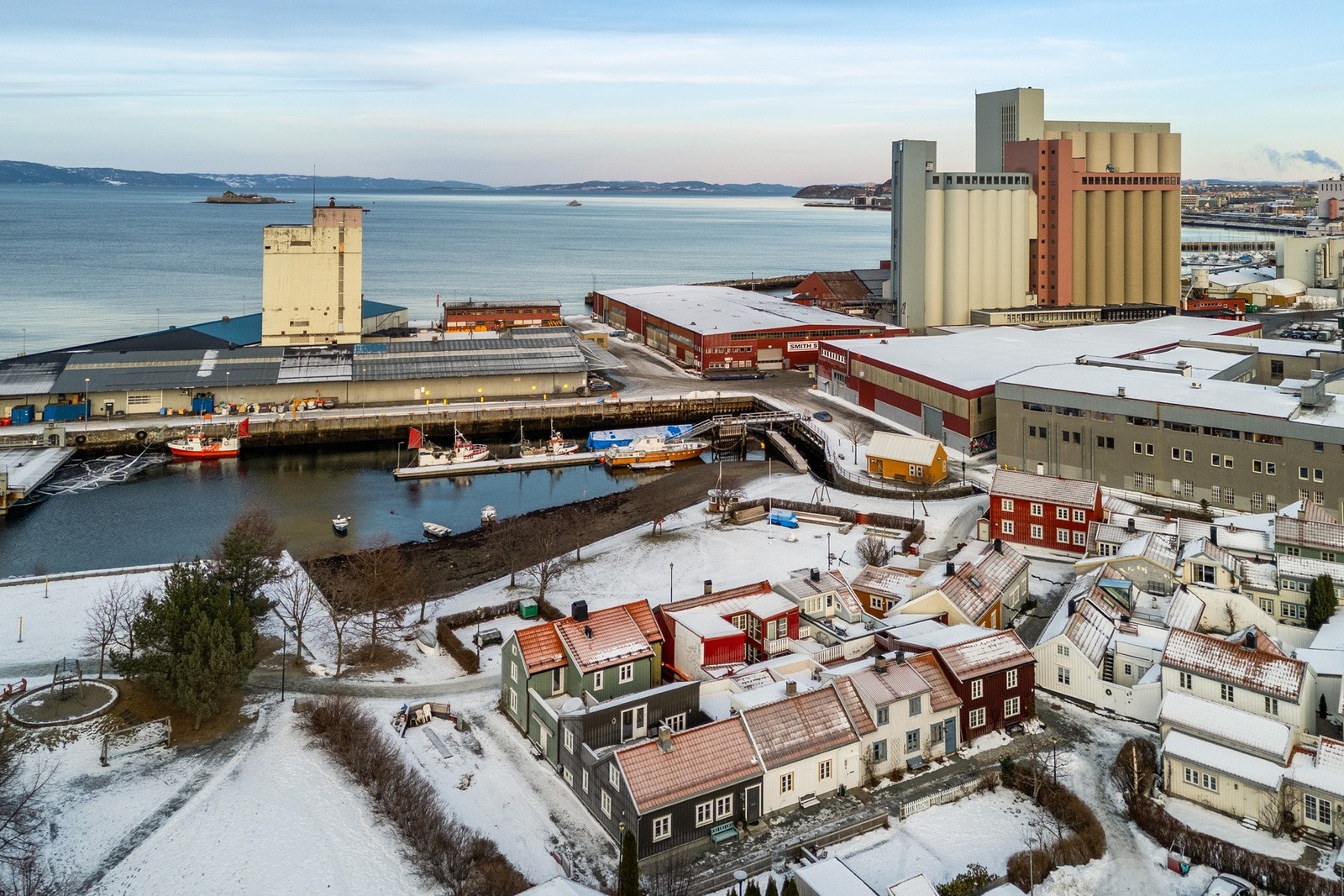 Området har en idyllisk beliggenhet like ved marka og sjøen, og samtidig sentralt med ca. 15 minutters gange til sentrumskjernen av byen. Galleribilde
