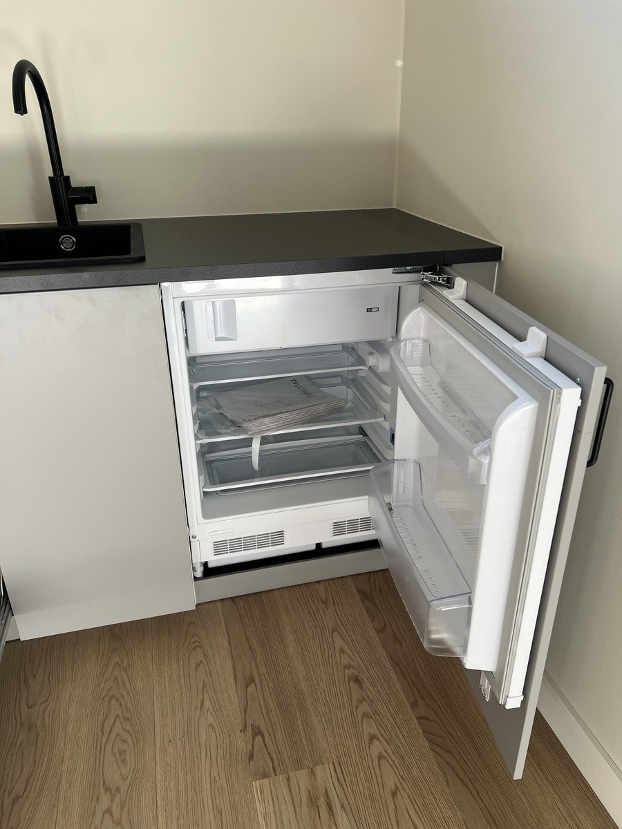 Kjøleskapet har en praktisk fryserskuff. Galleribilde