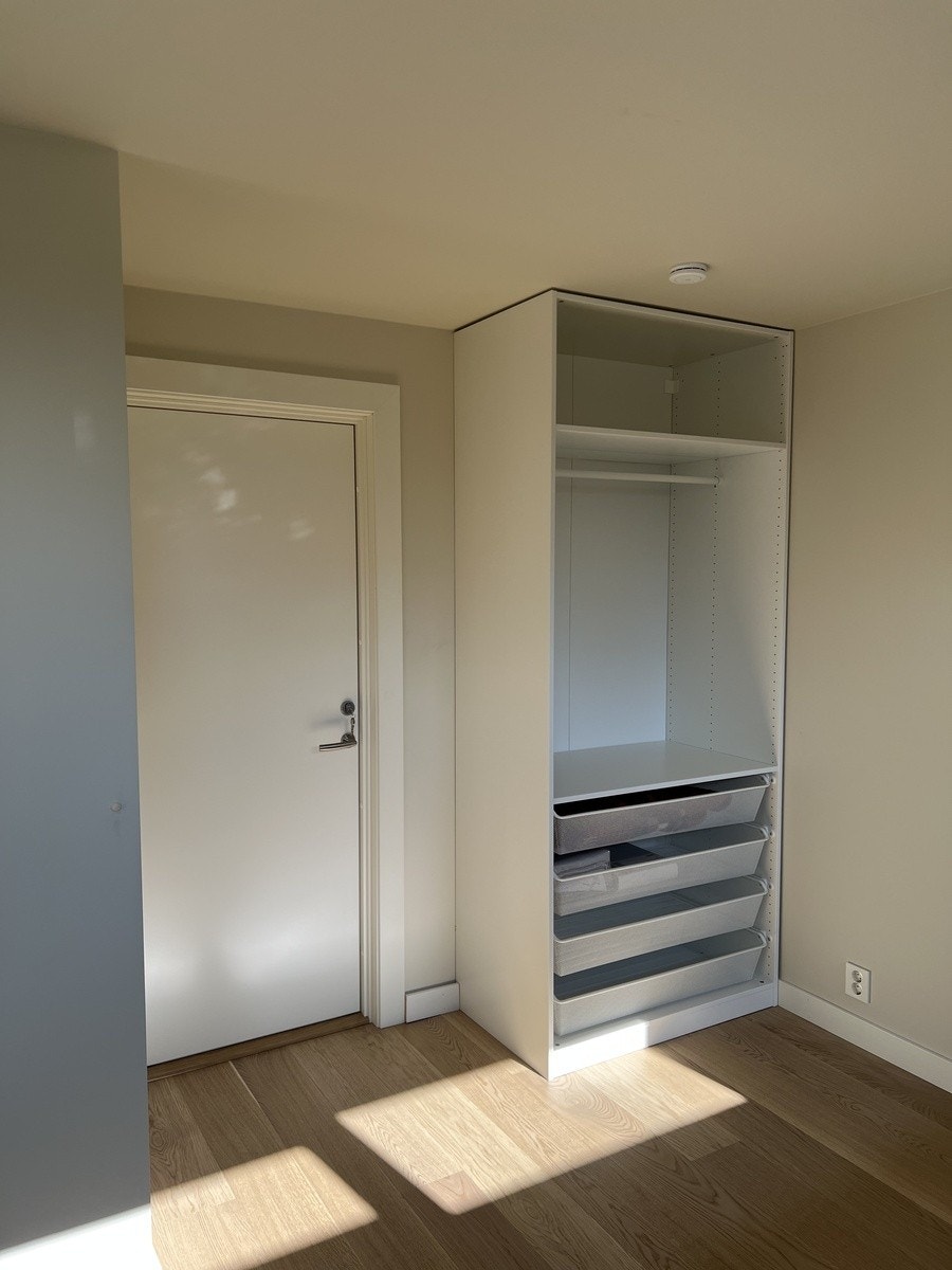 Låsbar branndør inn til hovedhuset. Nytt garderobeskap fra IKEA Galleribilde