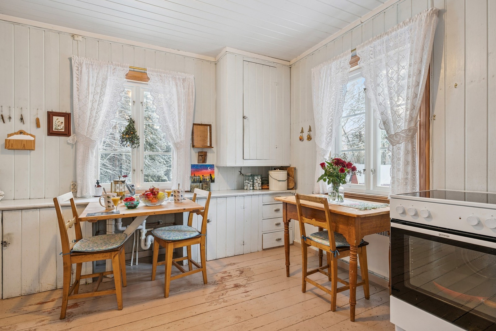 Hytta selges møblert som den står på visning, med unntak av noen møbler/ utstyr som selger vil ta med seg. Se oversikt i salgsoppgaveteksten. Galleribilde