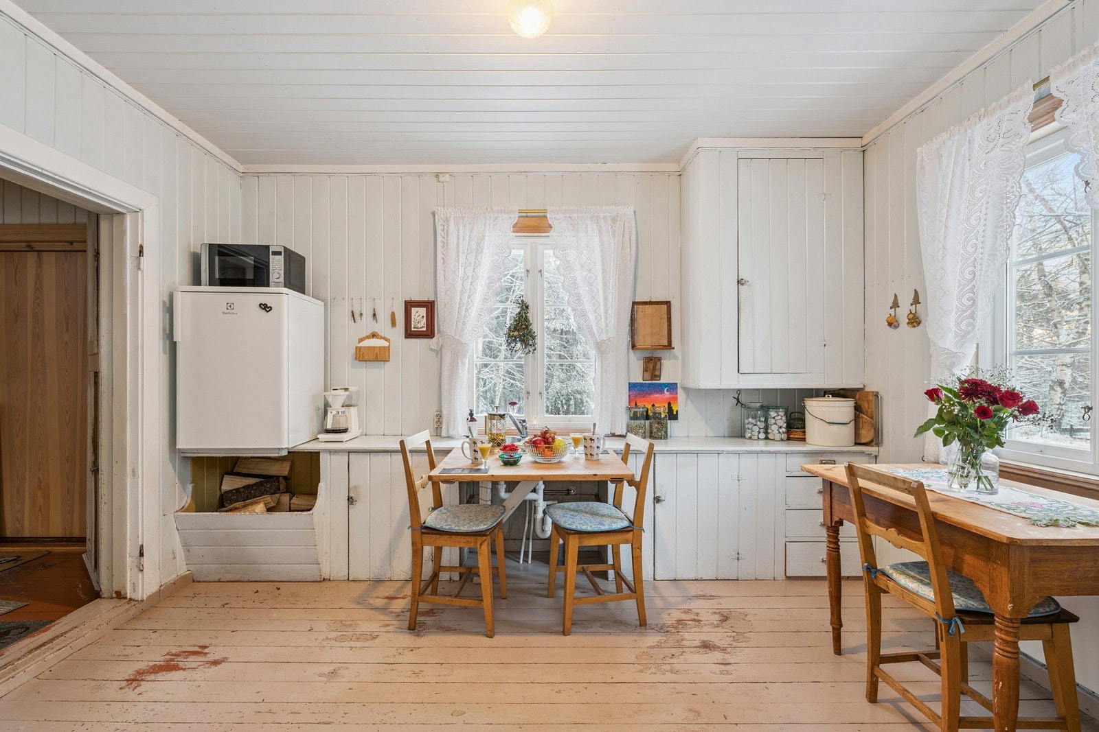 Hvitevarer (kjøleskap og komfyr) medfølger salget. Galleribilde