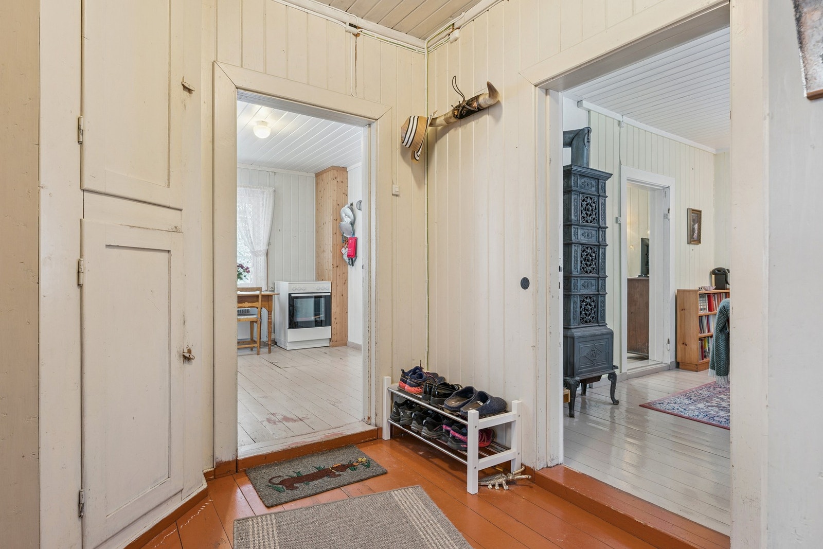 Hytta har to etasjer, hver med 48 m2 BRA. Galleribilde