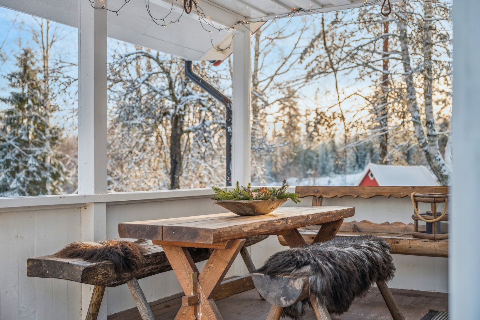 Her på den overbygde verandaen ved inngangspartiet kan man kose seg selv om det skulle være litt nedbør i lufta. Galleribilde