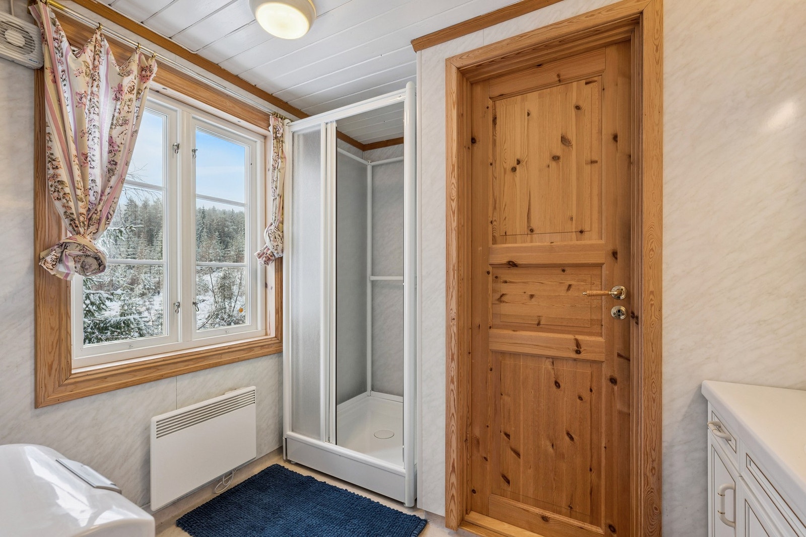 I 2. etasje er det gang, to soverom og bad. Galleribilde