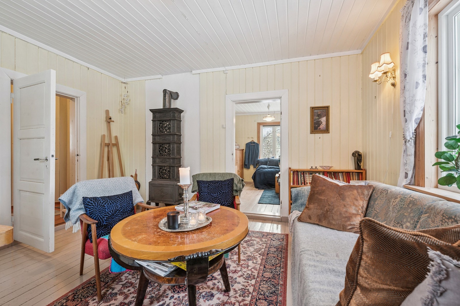 Hovedetasjen inneholder entré, stue, kjøkken, spisestue/ kammers Galleribilde