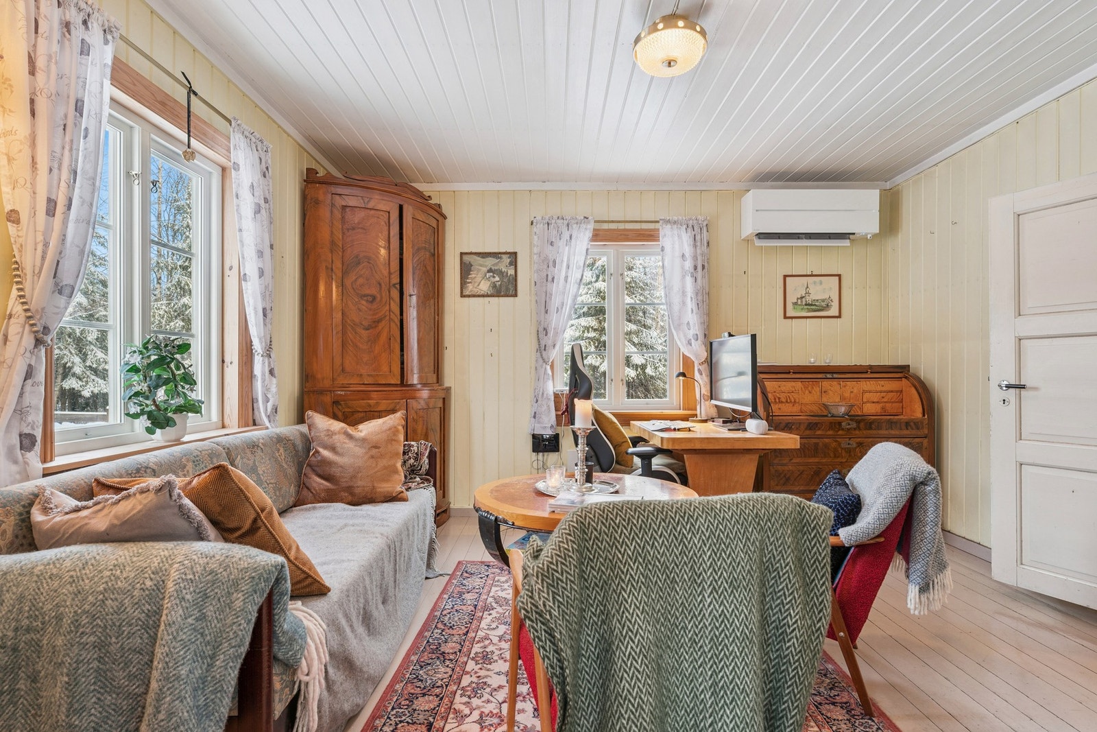 Hytta er bygget i 1946 og innredet på en hyggelig måte som passer godt med byggeårets stil. Galleribilde