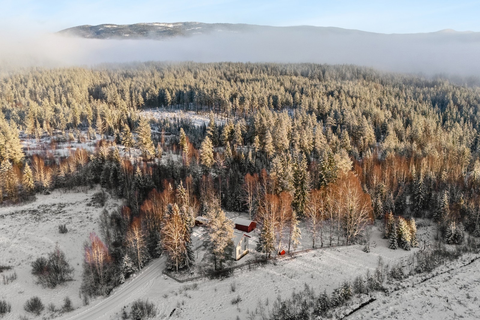 Landlig område med gårder, turmuligheter og gode rekreasjonsmuligheter året rundt. Galleribilde