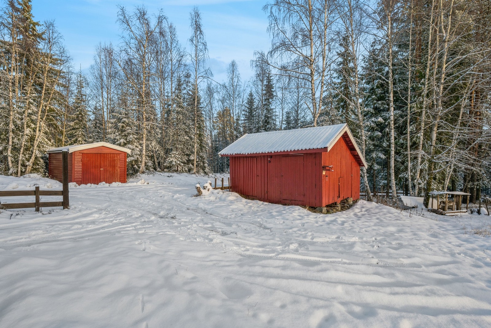 Garasje ca 16 m2 og bod/uthus ca 25 m2. Garasjen står utenfor tomtegrensen. Galleribilde