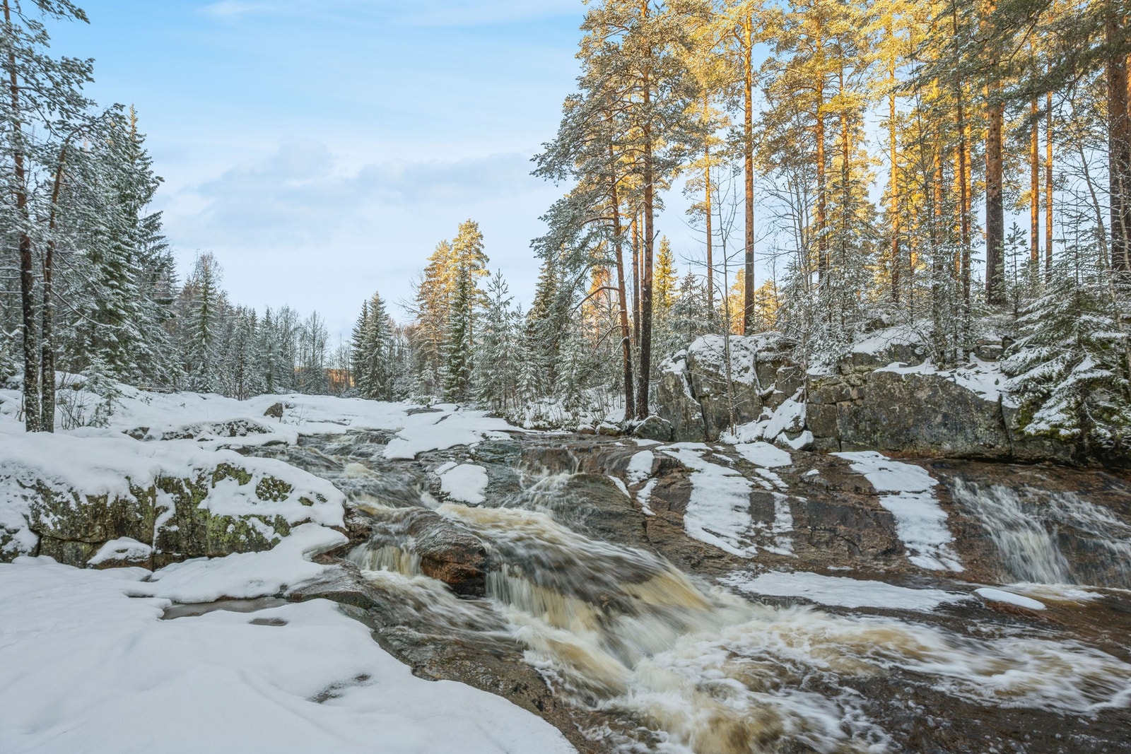 Bjøreelva renner parallellt med Jokerudveien - ca 100 m fra hytta. Galleribilde