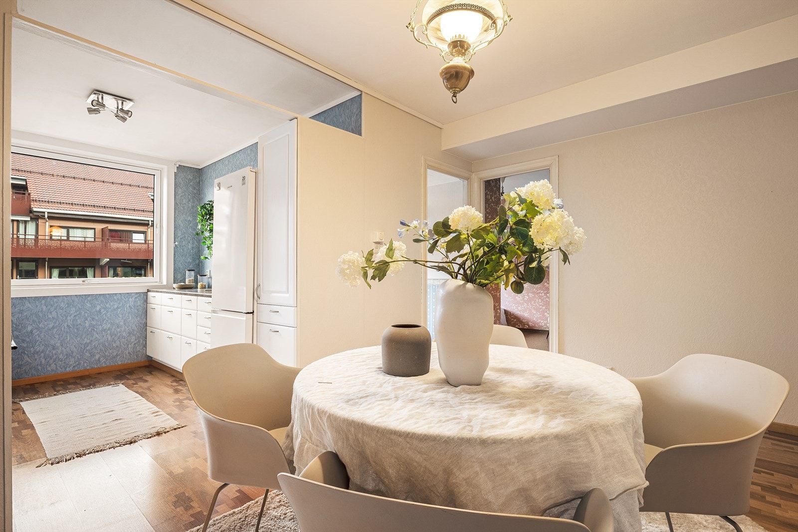 Gang på 10,4m² innredet som spisestue. Galleribilde