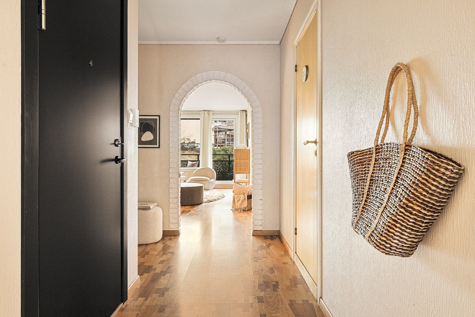 Fasader ble renovert, inkludert nye vinduer og dører i 2025. Galleribilde