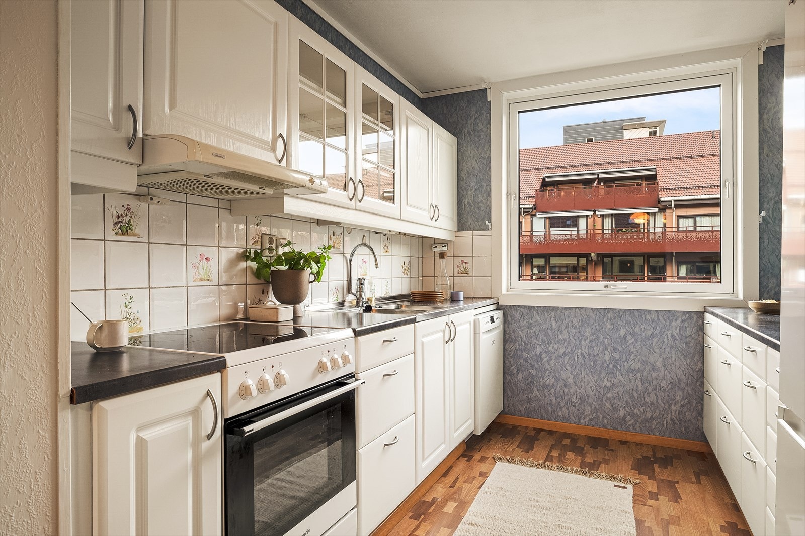 Laminat på gulv, tapet på vegger og malt betong i himling. Galleribilde