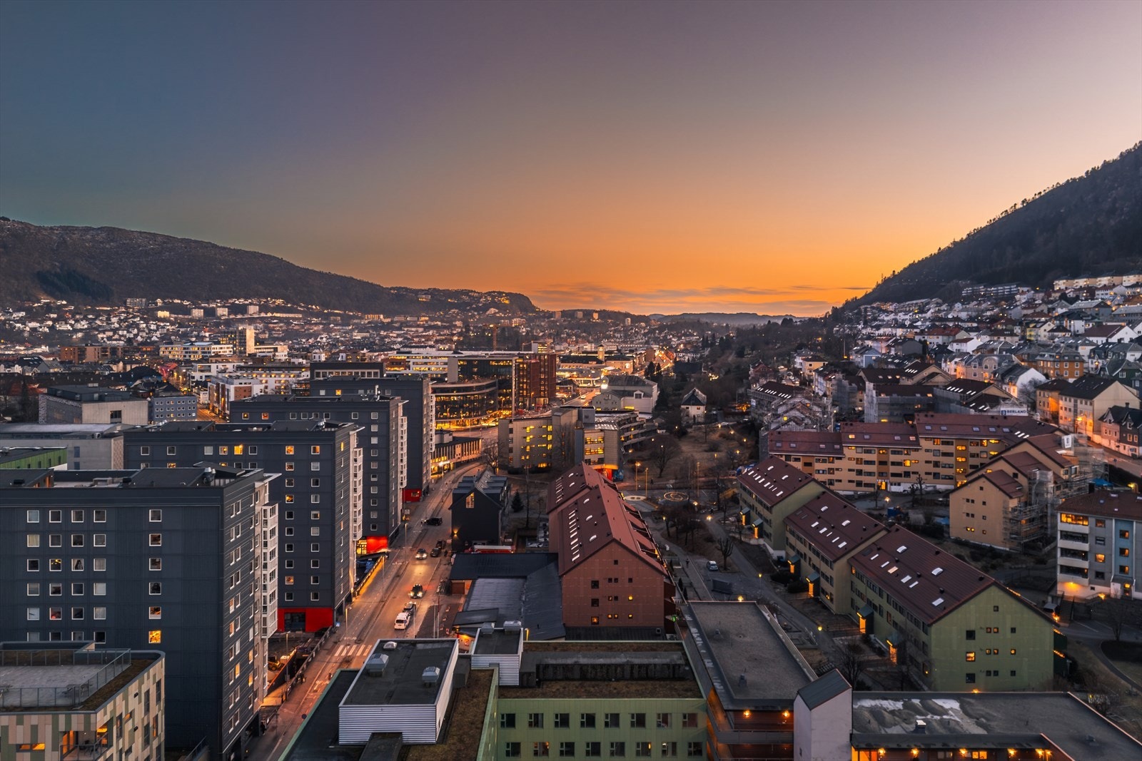 Selve bykjernen ligger ca. 20-25 minutters gange unna.
Spennende lekeplass ved Damsgårdssundet. Med inngang fra Damsgårdsveien venter et åpent lekent byrom med dobbel rutsjebane, innebygget fotballbane og trampoliner med sjøutsikt. Galleribilde