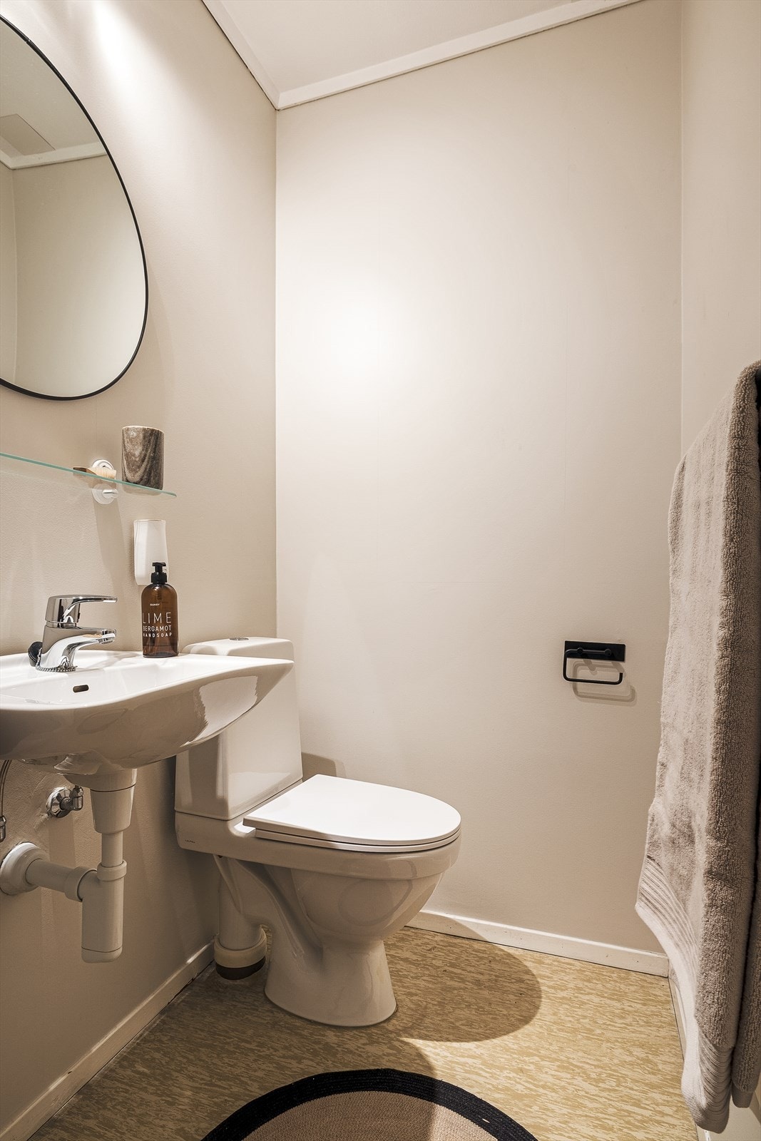 Toalettrom på 1,5m² med vinylbelegg på gulv, malt platekleding på vegger og malt betong i himling. Galleribilde