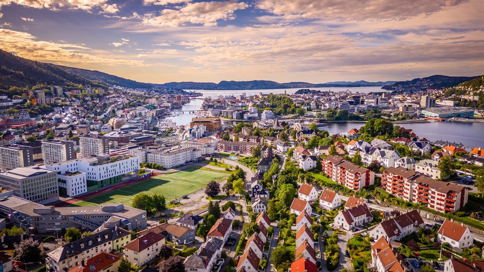 På Danmarksplass har man både bybane og gode busstilbud. Galleribilde