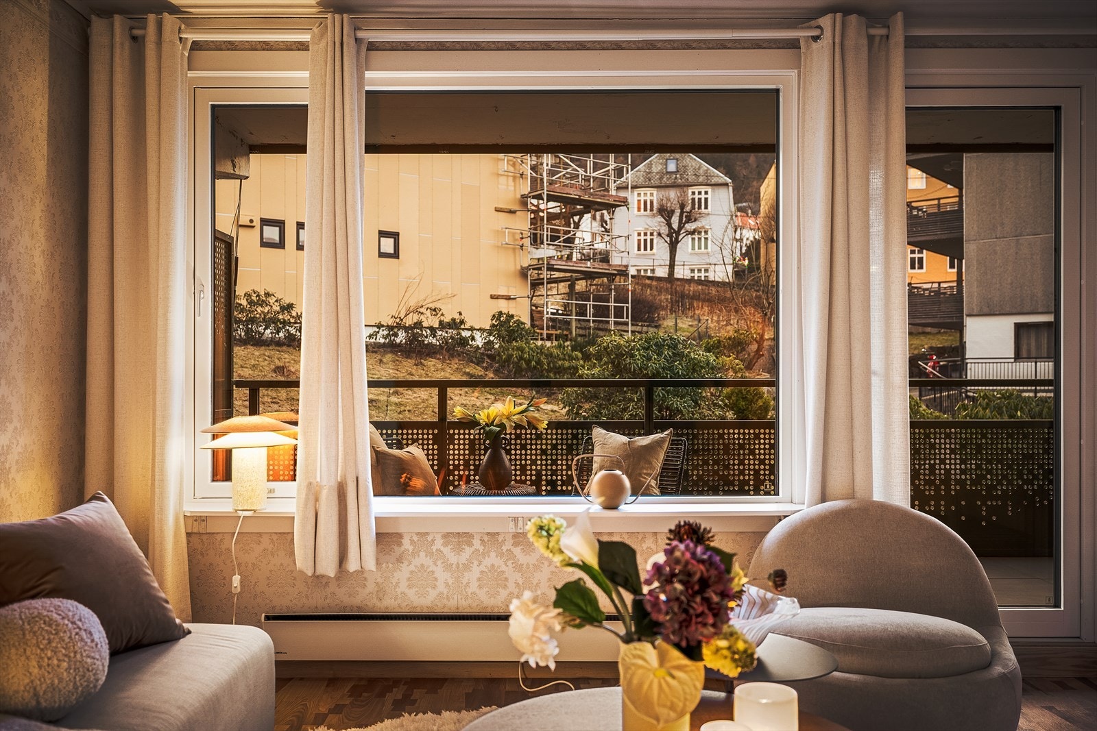 Laminat på gulv, tapet på vegger og malt betong i himling. Galleribilde